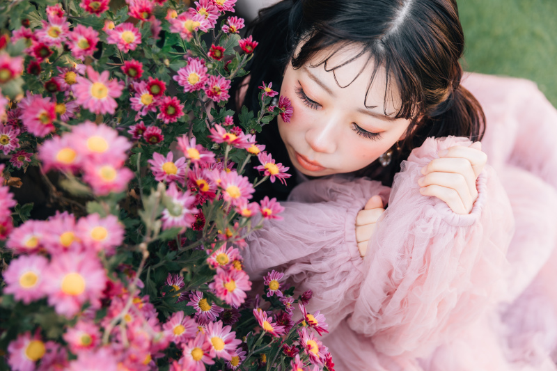 やわらかな花に包まれた、ふんわりと優しい一枚。視線や仕草もナチュラルに導くことで、作り込みすぎない可愛さを引き出しています♪その人らしい雰囲気ごと、やさしく写真に残します！