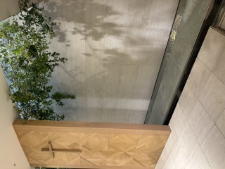 木の温もりと自然光に包まれるチャペルスタジオ撮影レポート