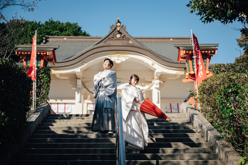 明るい太陽のもとで
