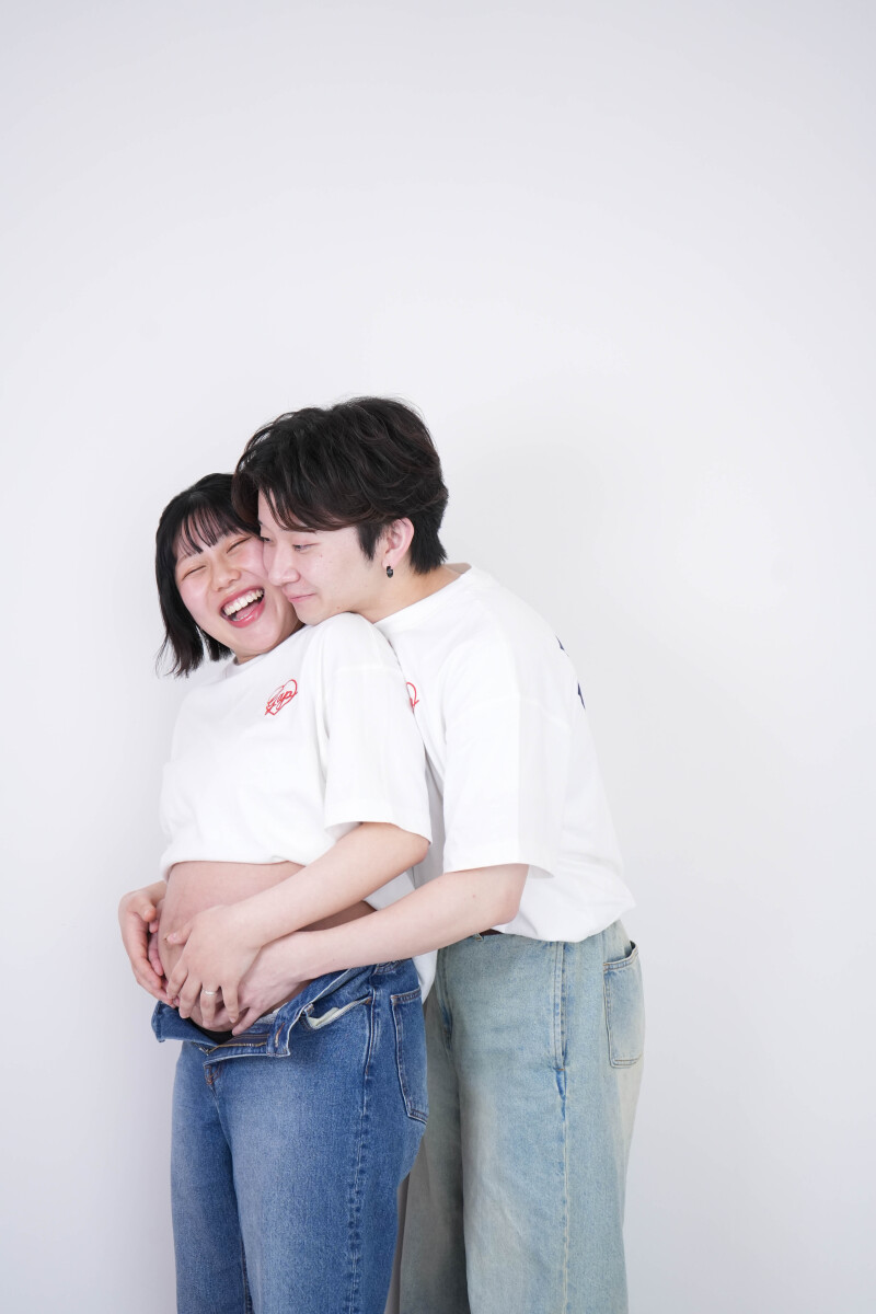 おそろいの服でのマタニティフォト