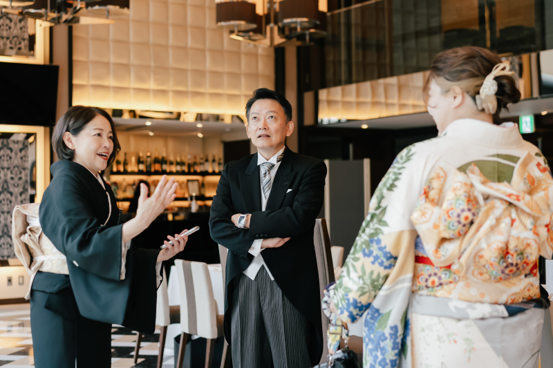 集まってくれた皆さまをお二人に代わりおもてなし