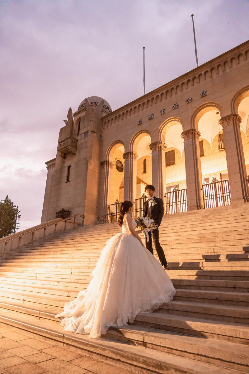 夕方になるとライトアップされる公会堂で。