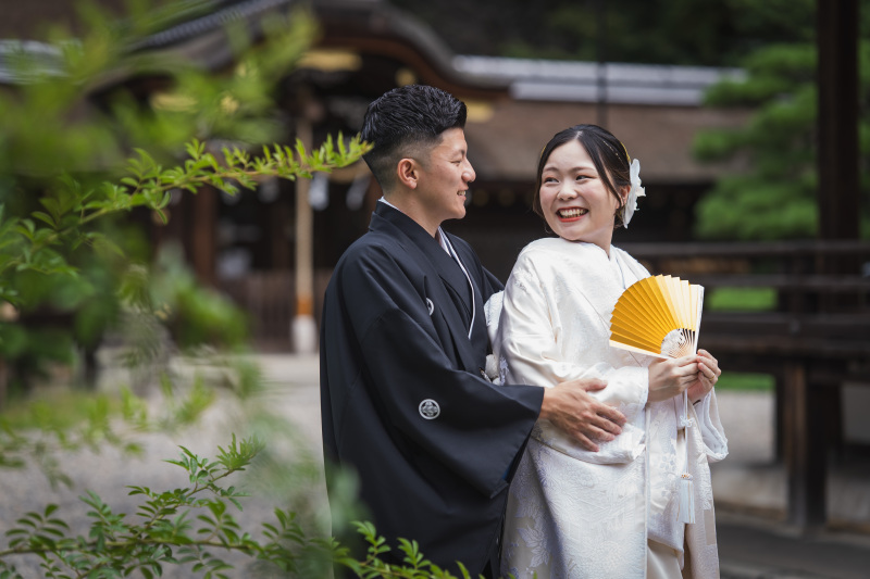 境内の一角でおふたり寄り添って