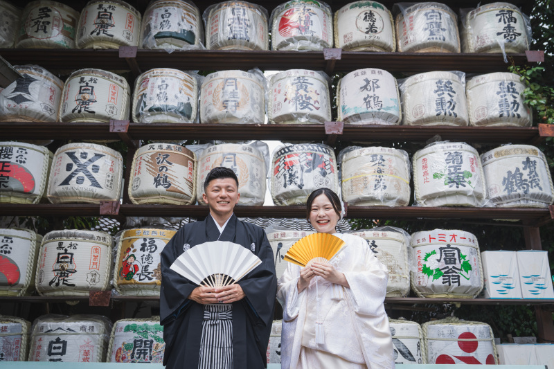 酒樽が並ぶ「随身門」