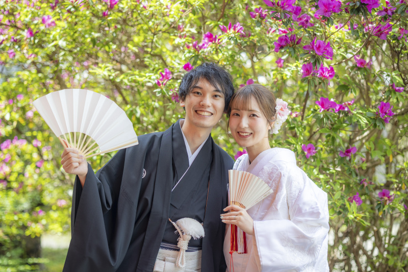 緑いっぱいをバックに　幸せのツーショット　