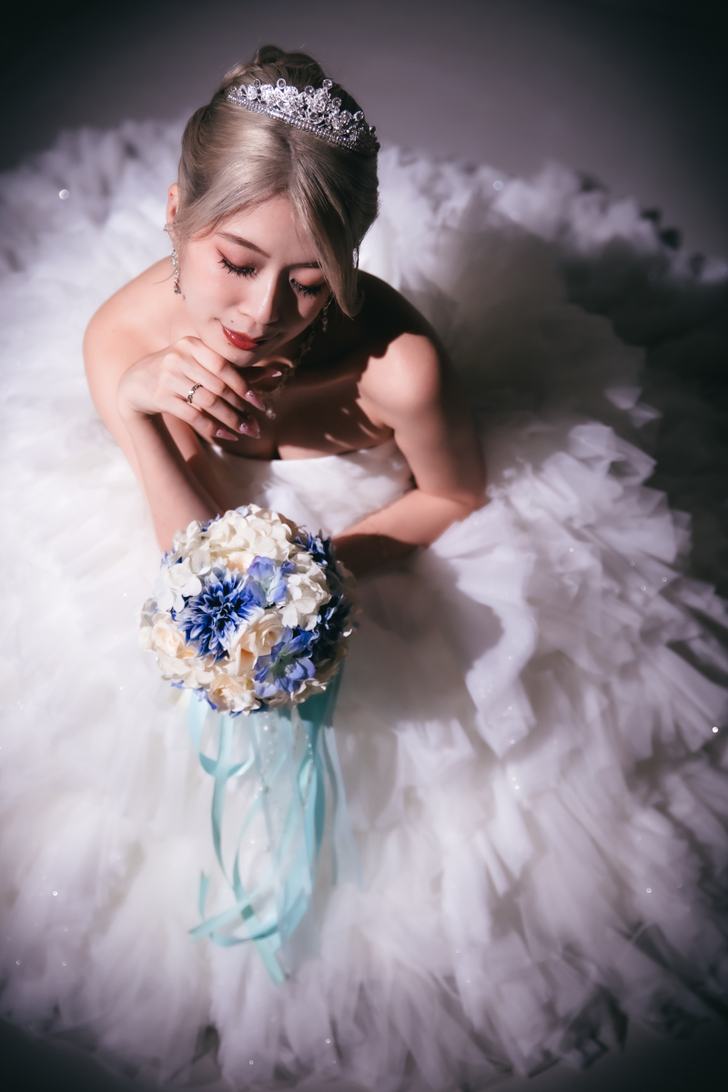 ドレスに包まれる新婦さま