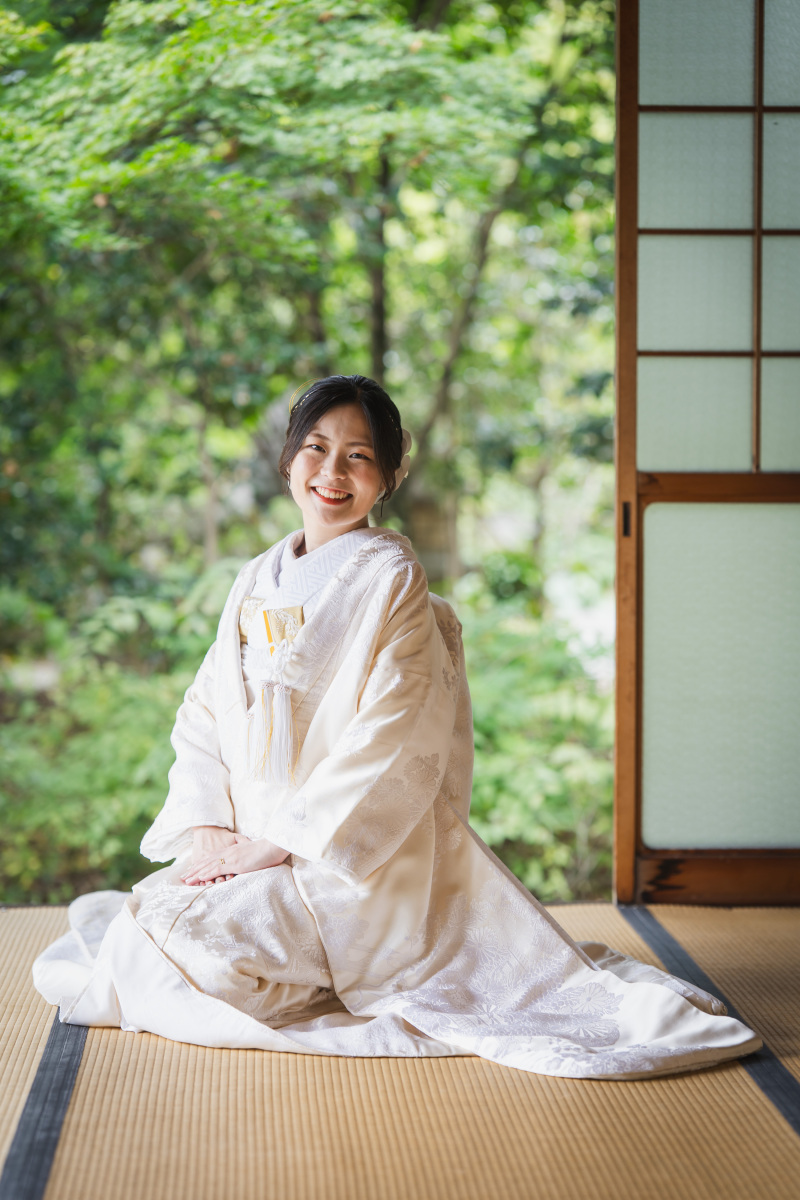 可憐な笑顔の花嫁さま
