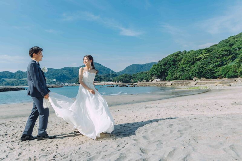 風になびくドレスと青い海