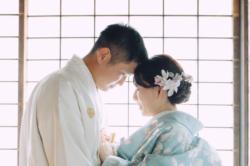 障子の光の中おでこを合わせて