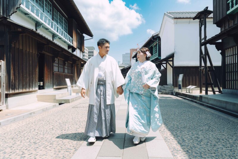 出島の街並みを手をつないで
