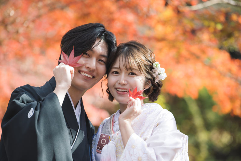 秋限定【和装】本格的な庭園で色鮮やかな紅葉に包まれて撮影する目白庭園コース