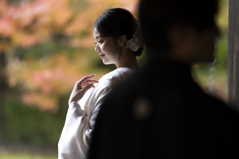 秋限定【和装】本格的な庭園で色鮮やかな紅葉に包まれて撮影する目白庭園コース