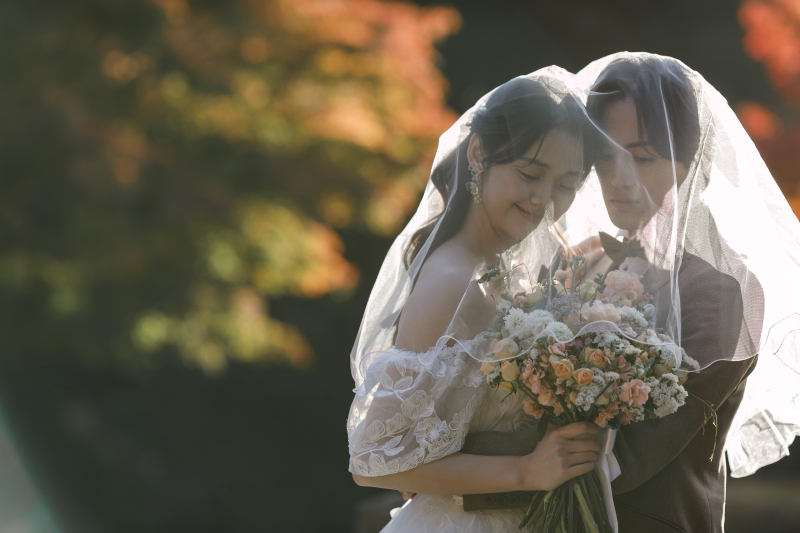 秋限定【洋装】本格的な庭園で色鮮やかな紅葉に包まれて撮影する目白庭園コース