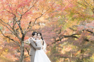 秋限定【洋装】本格的な庭園で色鮮やかな紅葉に包まれて撮影する目白庭園コース