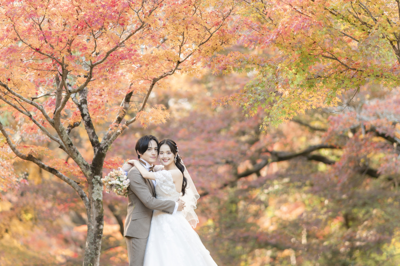 秋限定【洋装】本格的な庭園で色鮮やかな紅葉に包まれて撮影する目白庭園コース