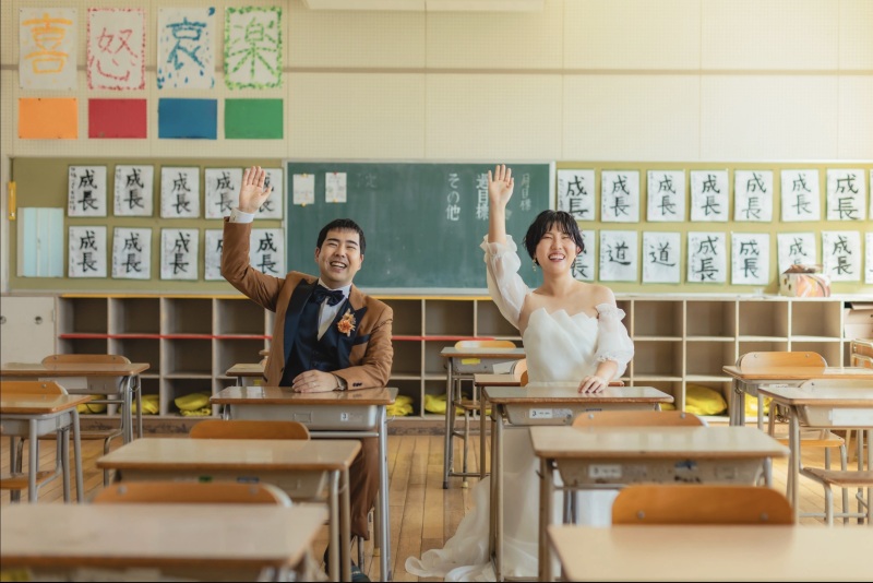 おふたりが過ごした母校での撮影。夏の校庭の太陽の差し込み、校舎の匂い、心がきゅっとなりどこか懐かしさを感じる撮影でした。素敵な1日の中でおふたりのたくさんの空気感を残させていただきました。