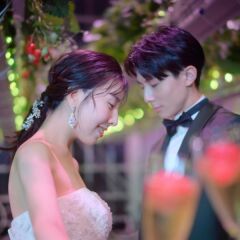 天井から苺が吊り下がる非日常空間で、昼と夜に撮影！