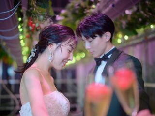 天井から苺が吊り下がる非日常空間で、昼と夜に撮影！